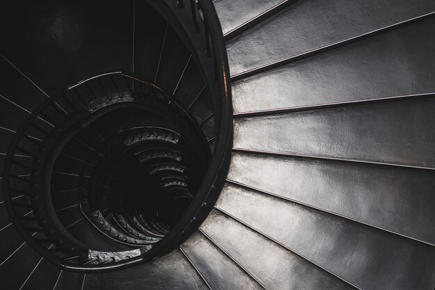 Vista superior en escala de grises de la escalera de caracol - concepto misterioso