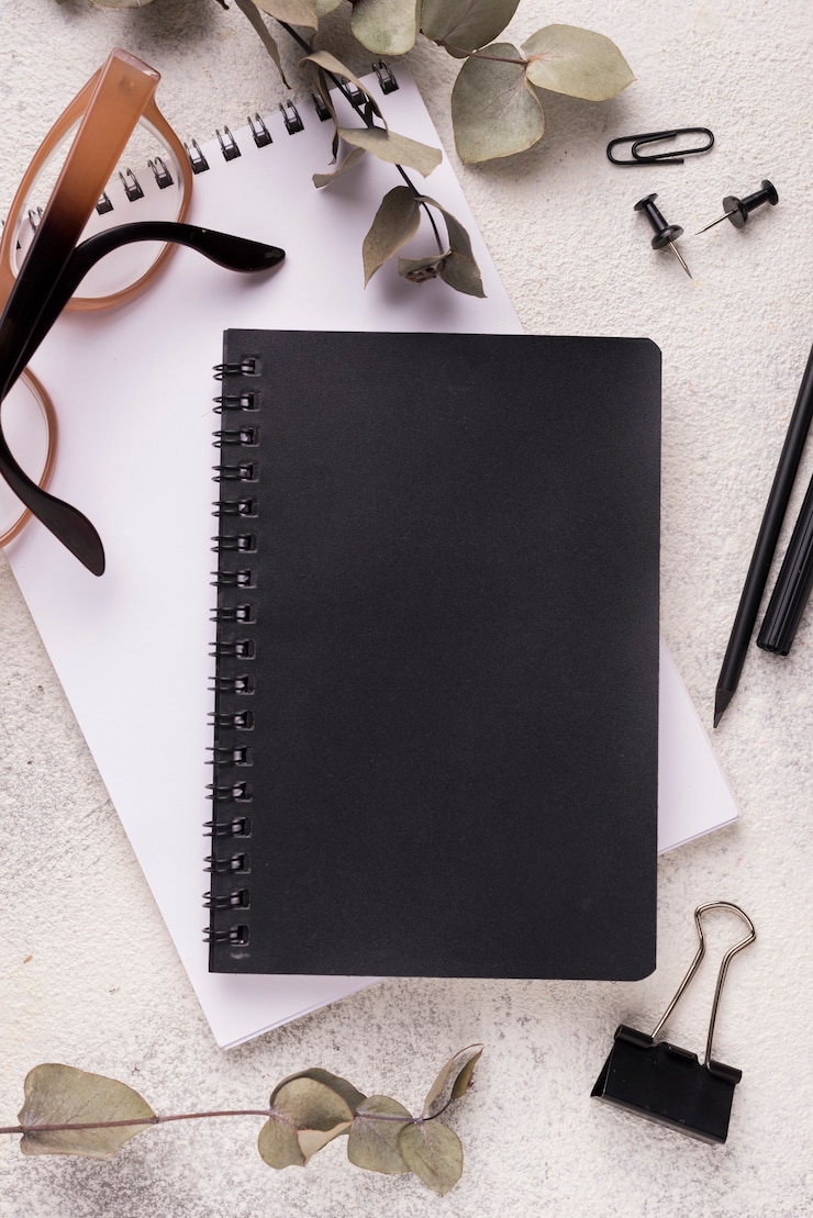 Foto gratuito vista superior del escritorio con cuadernos y gafas