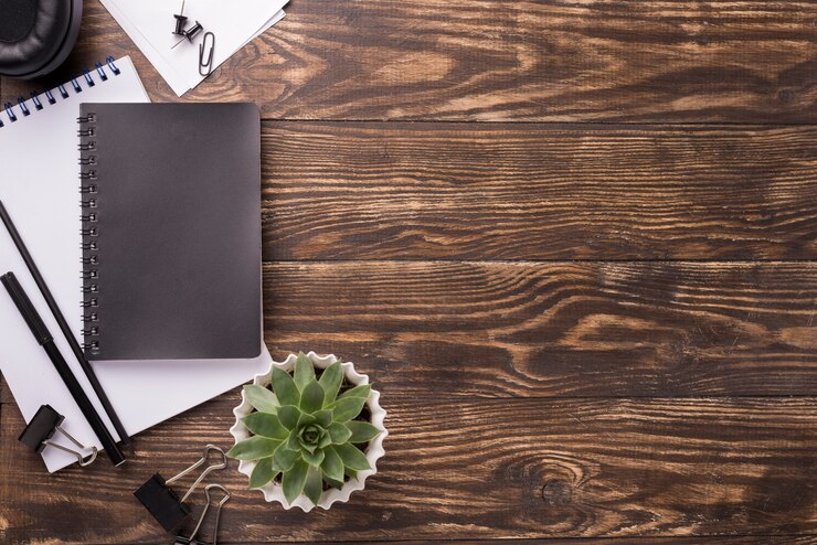 Foto gratuito vista superior del escritorio de madera con cuadernos y espacio de copia