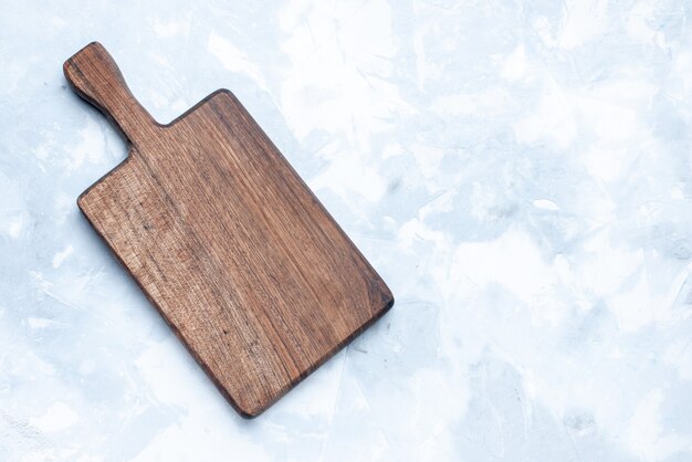 Vista superior del escritorio de madera marrón, para alimentos y verduras en luz, comida de madera de madera