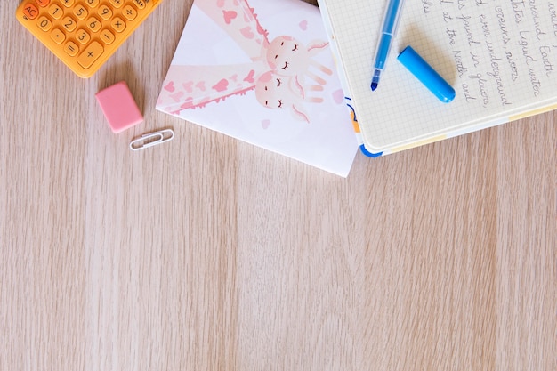 Vista superior del escritorio para niños con cuaderno y bolígrafo.