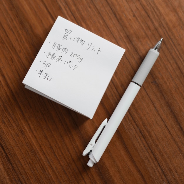 Vista superior de escritura japonesa en nota adhesiva