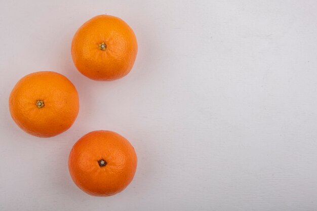 Vista superior del espacio de copia naranjas sobre fondo blanco.