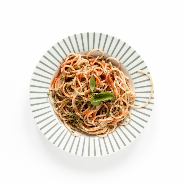 Vista superior de espaguetis servidos en plato.