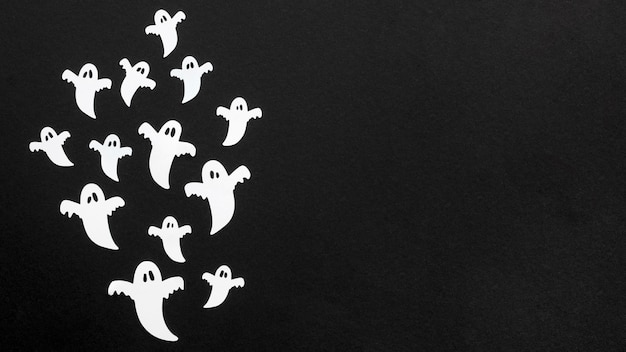 Foto gratuita vista superior espeluznantes fantasmas de halloween con espacio de copia