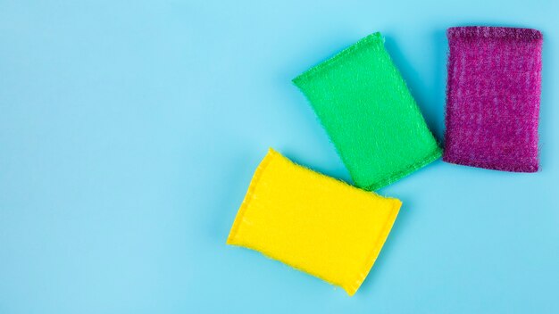 Vista superior de esponjas de diferentes colores