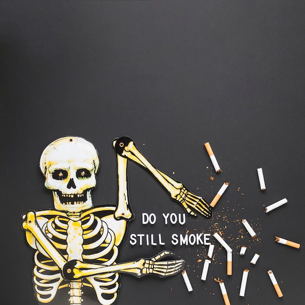 Vista superior esqueleto con cigarros