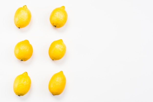 Vista superior de exóticos deliciosos limones.