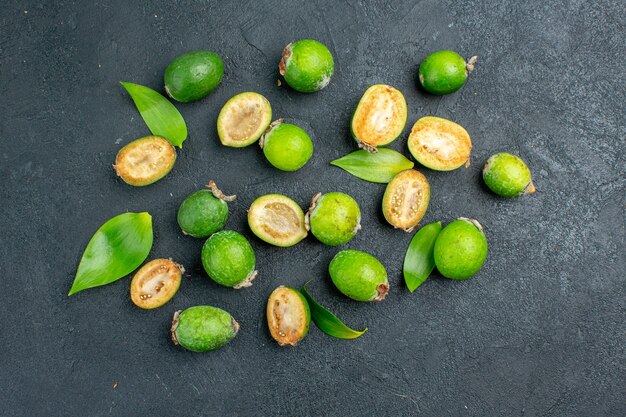 Vista superior feijoas frescas sobre superficie oscura