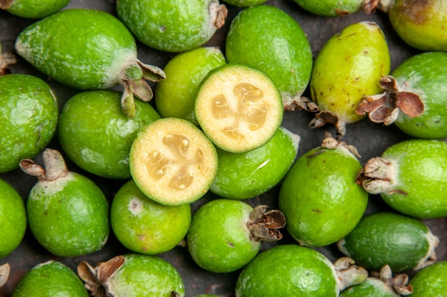 Foto gratuita vista superior de feijoas verdes frescas enteras y cortadas