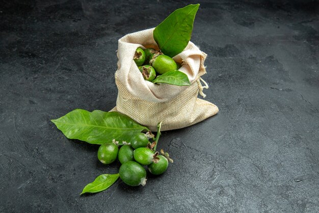 Vista superior de feijoas verdes frescas naturales en una bolsa blanca