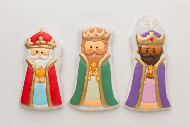 Vista superior de figurillas comestibles de galletas de realeza
