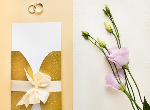 Foto gratuita vista superior de flores y anillos de papelería de boda de lujo.