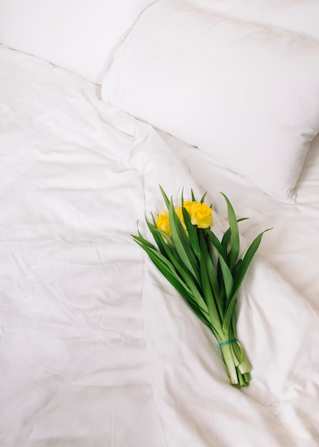 Vista superior de flores en cama