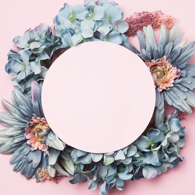 Vista superior de flores con círculo rosa blak