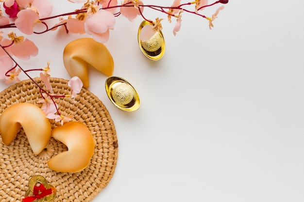 Foto gratuita vista superior de flores y galletas de la fortuna de año nuevo