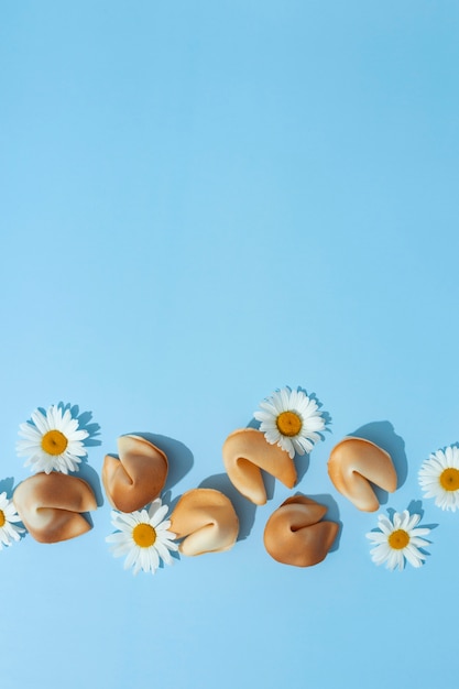 Foto gratuita vista superior de flores y galletas de la fortuna