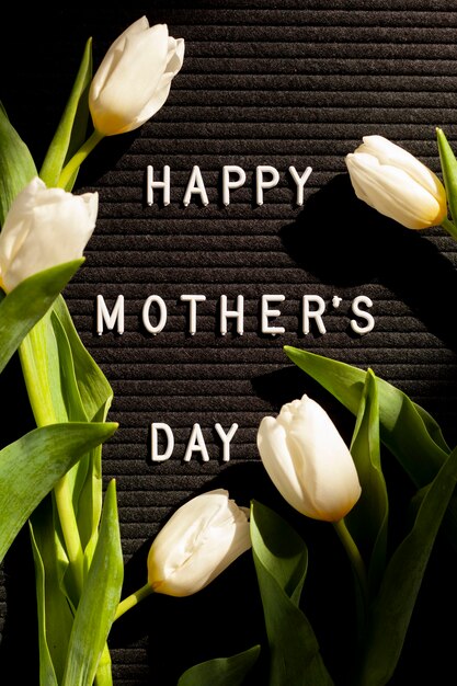 Vista superior de flores y mensaje para el día de la madre