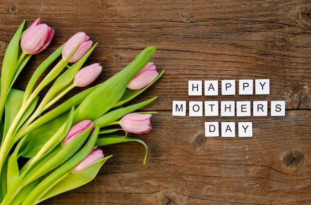 Foto gratuita vista superior de flores y saludo del día de la madre
