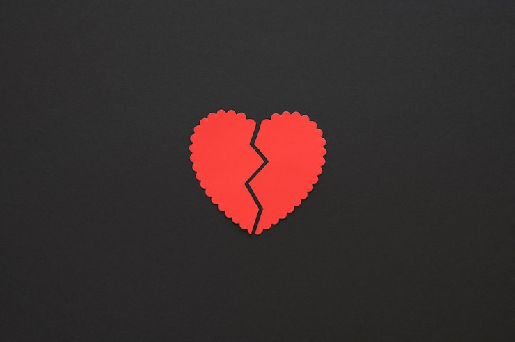 Foto gratuito vista superior del fondo del corazón de papel roto