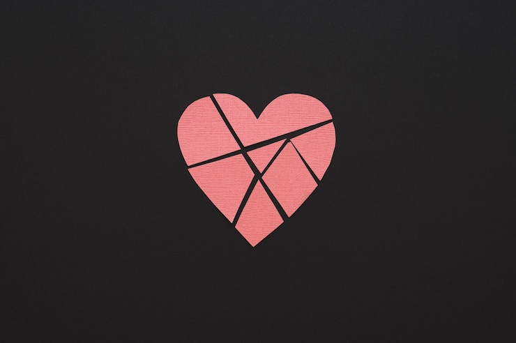 Foto gratuito vista superior del fondo del corazón de papel roto
