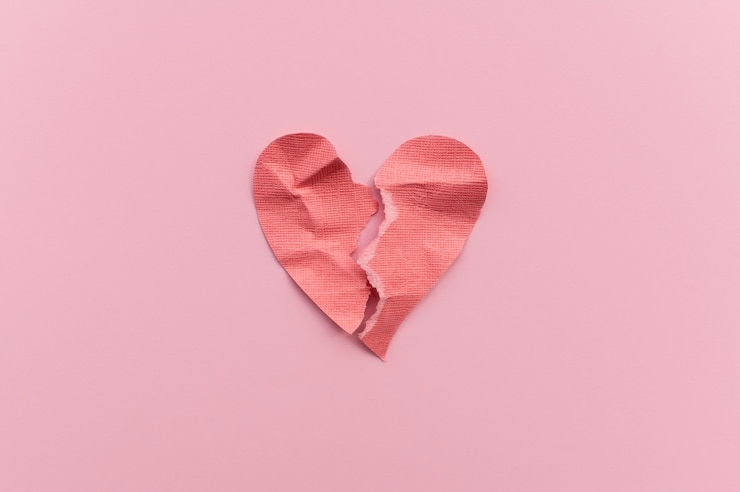 Foto gratuito vista superior del fondo del corazón de papel roto