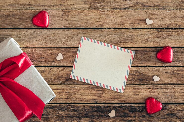Foto gratuito vista superior fondo del día de san valentín con tarjeta en blanco y caja de regalos