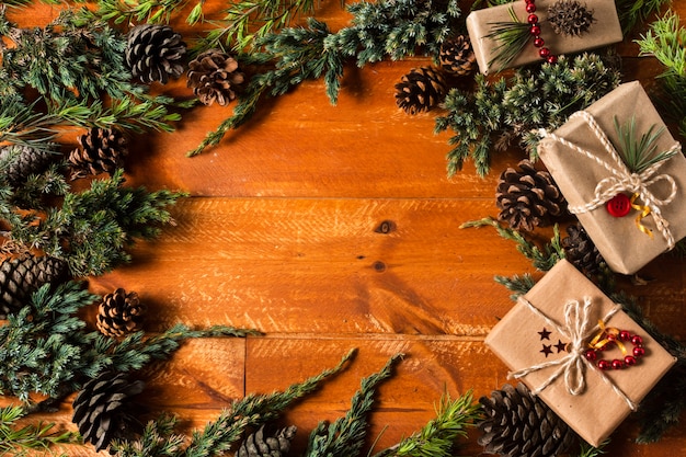 Vista superior de fondo de madera con marco de conos de árbol de Navidad