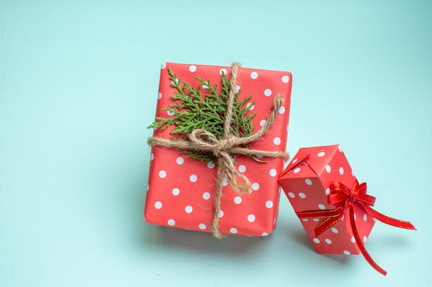 Vista superior del fondo de Navidad con cajas de regalo rojas sobre fondo verde pastel