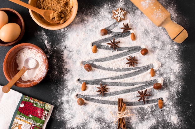 Vista superior de la forma del árbol de navidad con harina y anís estrellado