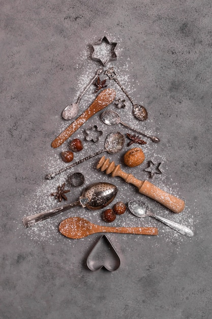 Vista superior de la forma del árbol de navidad hecha de utensilios de cocina