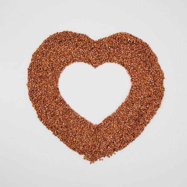 Vista superior en forma de corazón delicioso trigo sarraceno