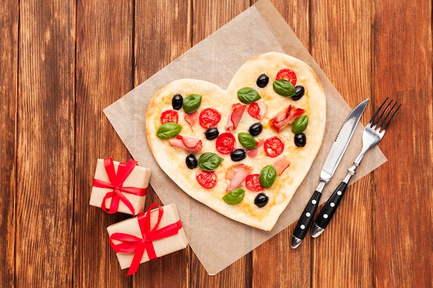 Vista superior en forma de corazón de pizza con regalos