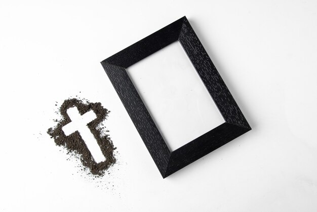 Vista superior de forma de cruz con marco de imagen en blanco