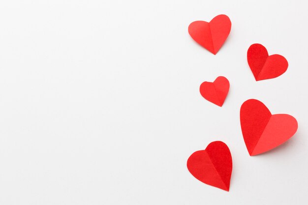 Vista superior de las formas de corazón de papel del día de San Valentín