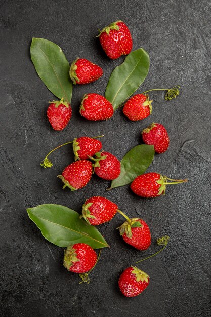 Vista superior de fresas rojas frescas en el color de frutos maduros de baya de mesa oscura