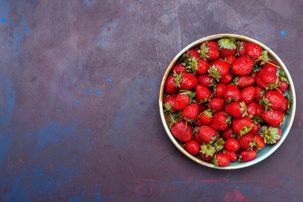 Vista superior fresas rojas frescas frutas suaves bayas sobre fondo azul oscuro bayas suaves alimentos de verano vitamina madura