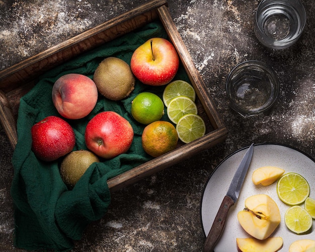 Vista superior de fruta fresca en una caja de madera.