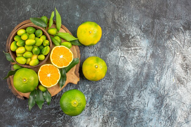 Vista superior de frutas cítricas de la tabla de cortar con diferentes tipos de frutas cítricas