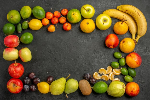 Vista superior frutas composición frutas frescas sobre fondo gris