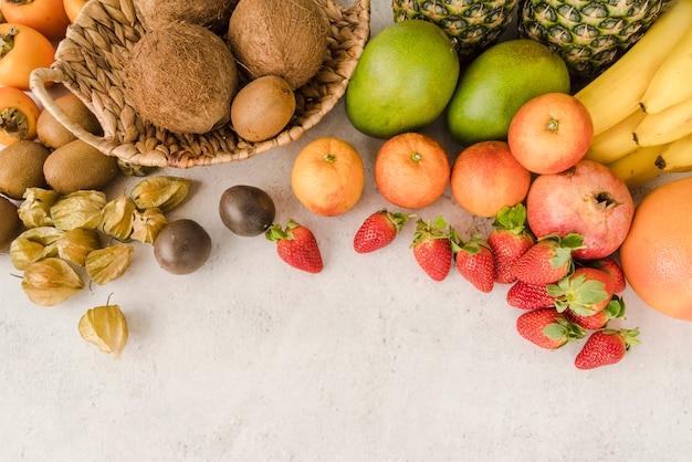 Foto gratuita vista superior de frutas exóticas con espacio de copia