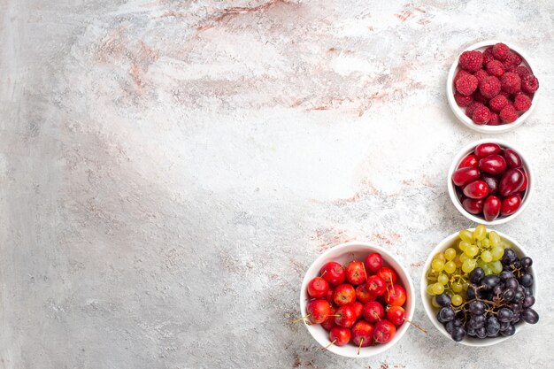 Vista superior de frutas frescas bayas y uvas sobre fondo blanco árbol de planta de baya de fruta frescura suave