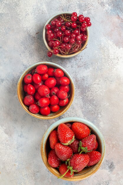 Vista superior frutas frescas diferentes bayas en la salud de la baya de la fruta de mesa blanca