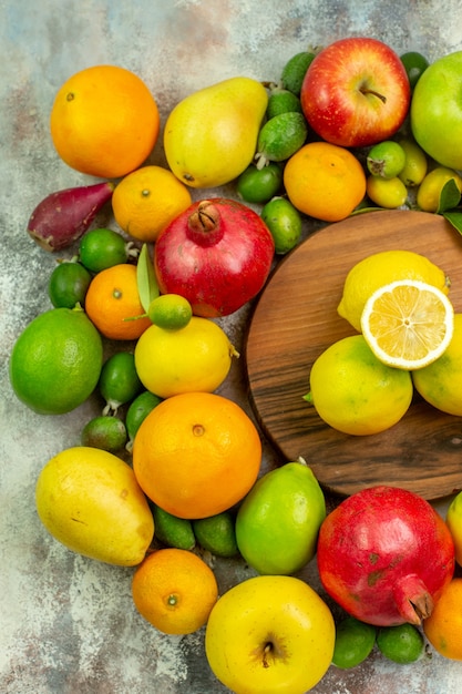 Vista superior de frutas frescas diferentes frutas maduras y suaves en el escritorio blanco