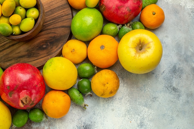 Vista superior de frutas frescas diferentes frutas maduras y suaves en el escritorio blanco