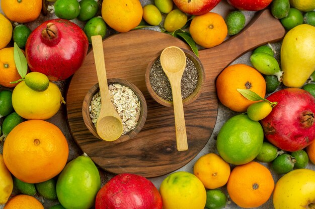 Vista superior de frutas frescas diferentes frutas maduras y suaves en el fondo blanco foto color sabroso dieta baya salud