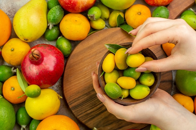 Vista superior de frutas frescas diferentes frutas maduras y suaves sobre fondo blanco color baya dieta de salud sabrosa