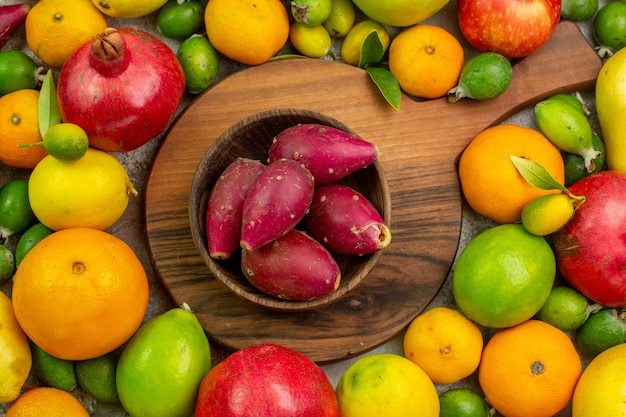 Vista superior de frutas frescas diferentes frutas maduras y suaves sobre un fondo blanco, color baya, salud, dieta sabrosa