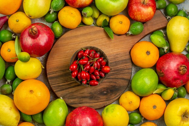 Vista superior de frutas frescas diferentes frutas maduras y suaves sobre fondo blanco sabrosa foto color salud dieta baya