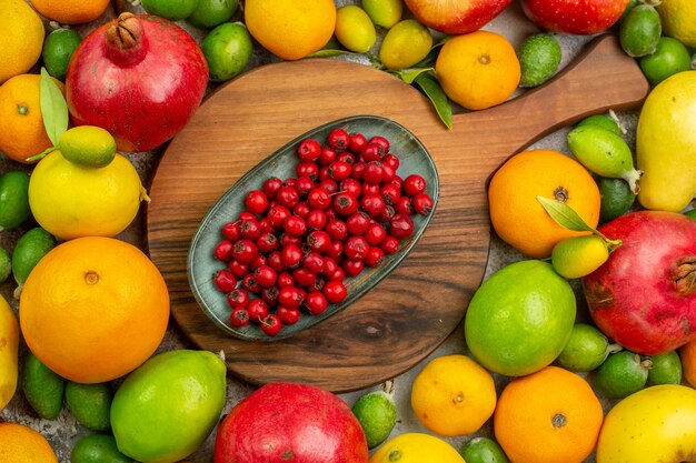 Vista superior de frutas frescas diferentes frutas maduras y suaves sobre fondo blanco.